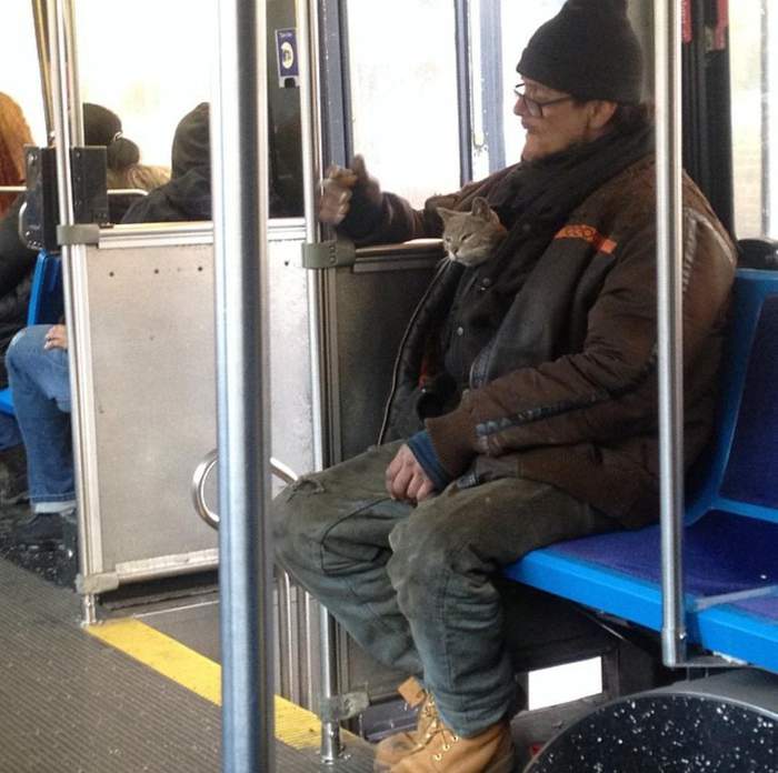 Их дом - их теплая одежда, вот и пустил друга в дом,погреться....