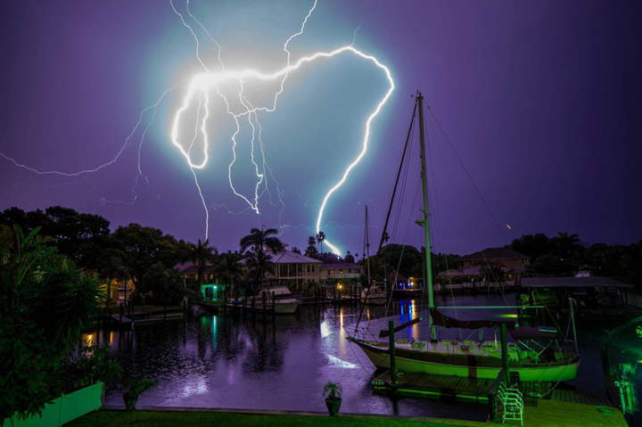 -Я здесь поймал во-о-от такую рыбу,разрази меня гром,если я вру!... Ой...