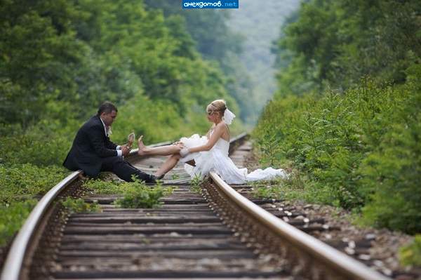 Двое влюбленных по рельсам гуляли, о чём-то болтали, о жизни мечтали. Поезд прошел из Москвы до Сибири, Было их двое, а стало четыре.