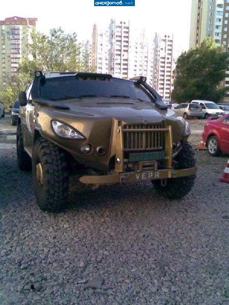 Разработка умельцев из Кременчугского акционерного общества "АТП-15356" - автомобиль повышенной проходимости "Вепрь". Дальше - в гугл, и всё просто
