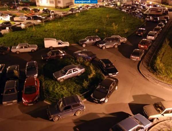как обычно, нашелся урод, поставивший машину на газон.