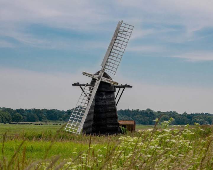 ...и надпись на стене: Здесь был Дон-Кихот