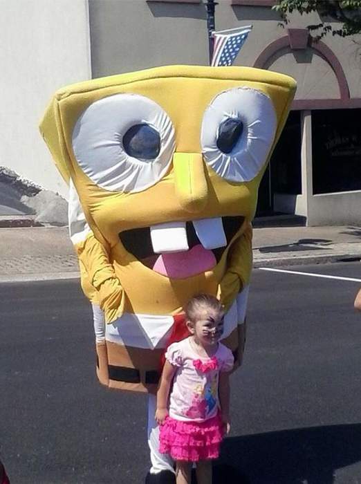 - Машенька... - Чего, мам? - Ты только не оборачивайся, детка...