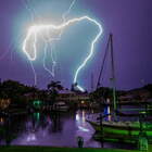 "-Я здесь поймал во-о-от такую рыбу,разрази меня гром,если я вру!... Ой..."