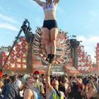 "Она ему сейчас и вторую руку поломает..."