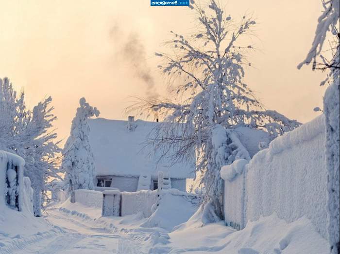 У леса на опушке Живет зима в избушке