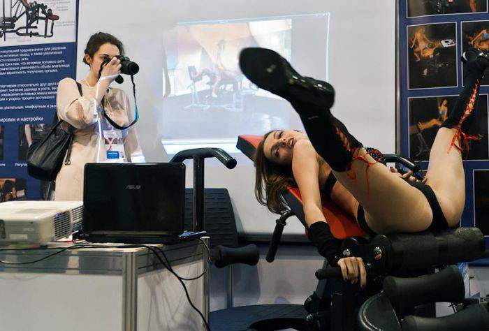 Да разве мимо тут пройдёшь, когда ты ноги разведёшь... ой ты рожь!