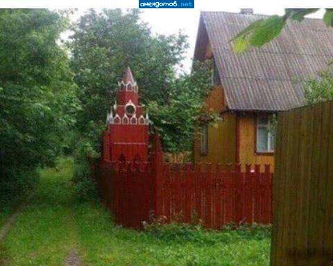 А из нашего окошка только дом кривой.... немножко