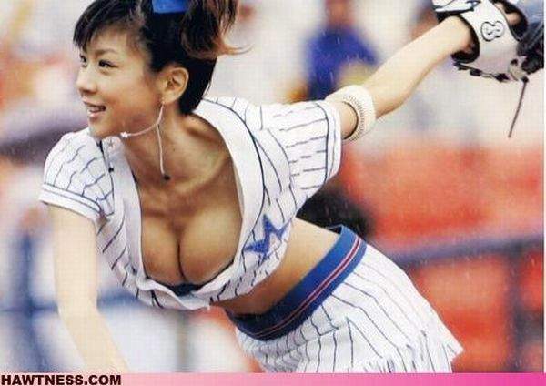 От лица оторваться невозможно! Сколько энергии, задора, какие эмоции!!! Класс! И только потом видишь грудь, но опять к лицу взгляд стремиться!