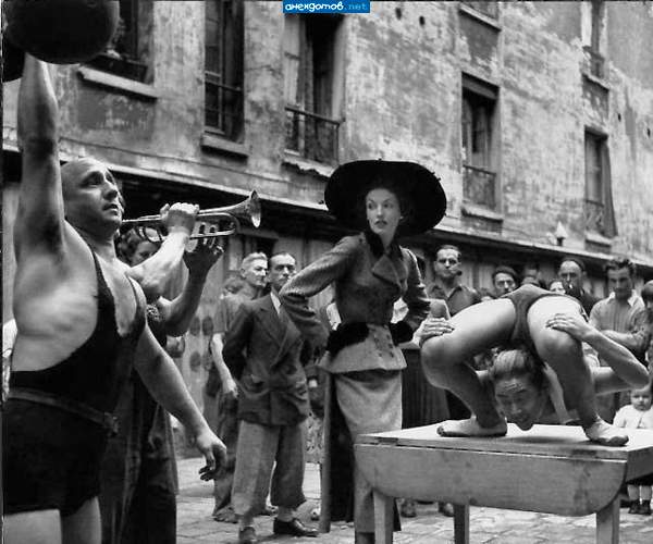 А вон та, в шляпе, это типа цирковой уродец такой?