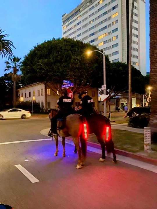 боюсь спросить, а фару куда воткнули?...