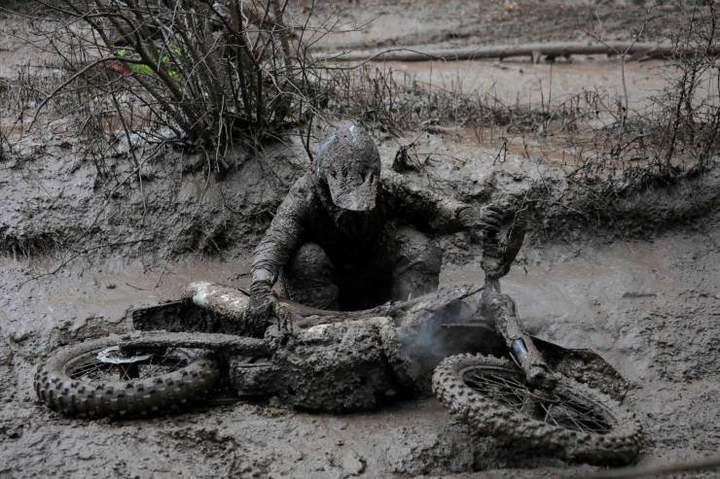 Упал в сугроб