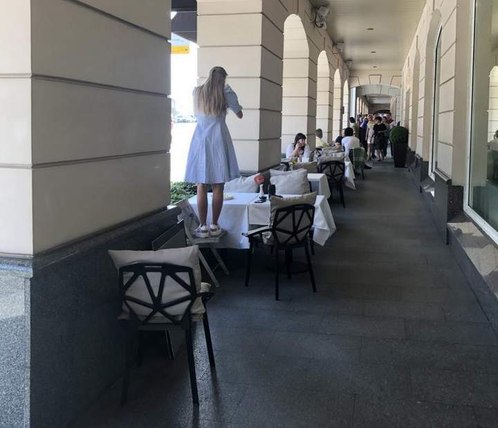 Посади свинью за стол - она и ноги на стол.