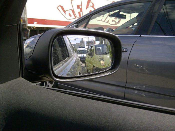 Глазки строит